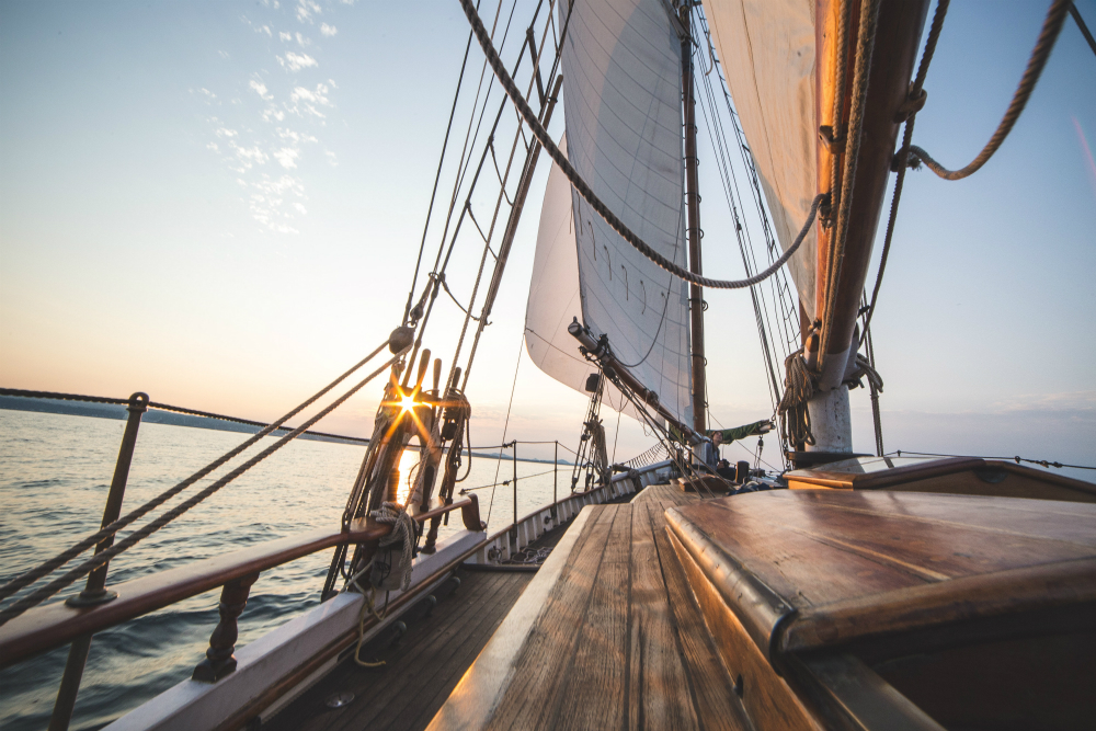 sailing-on-the-ship-ricardo-kuster-bren-bedrijfsnavigatie